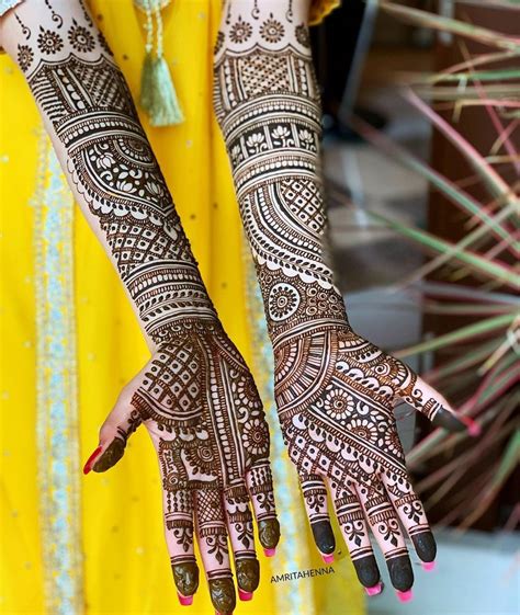 Mehndi tattoos: The fascinating trend taking over color street